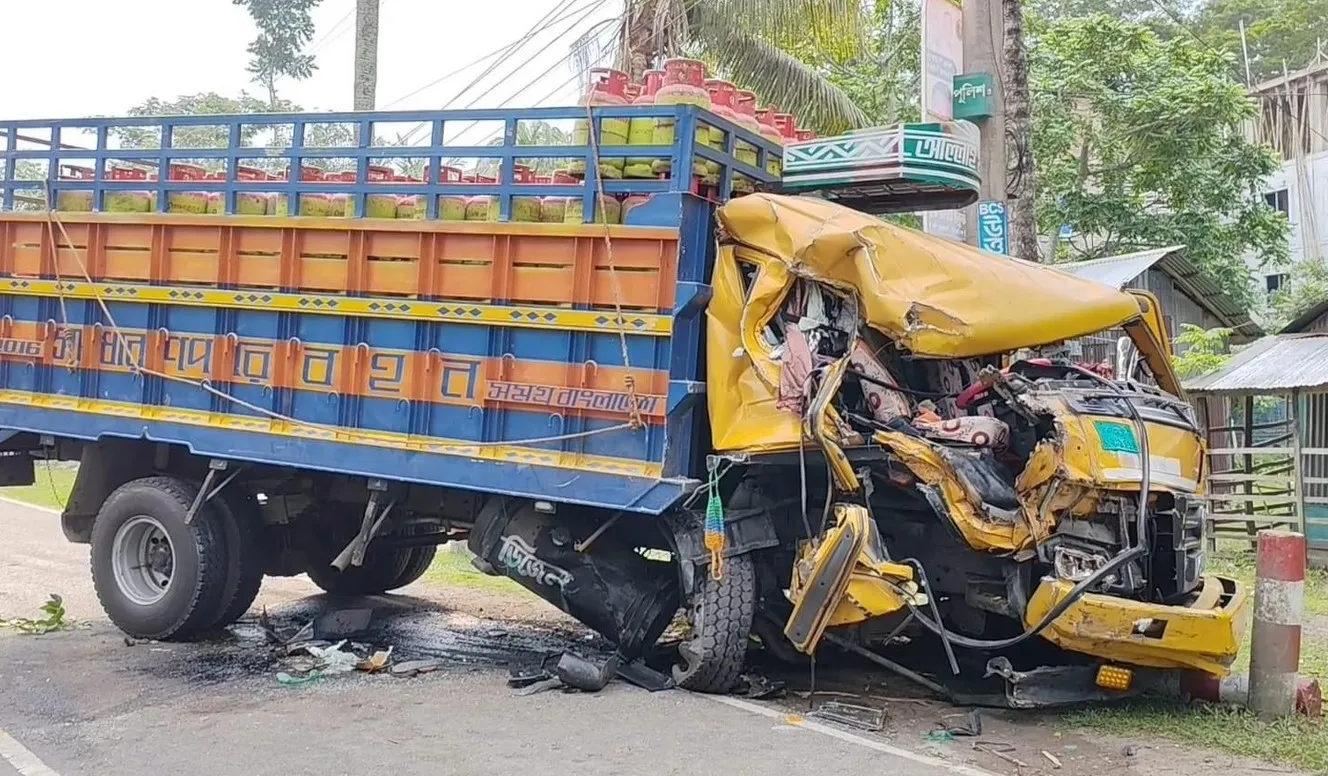 পিরোজপুরে দুই ট্রাকের মুখোমুখি সংঘর্ষে আহত-৩